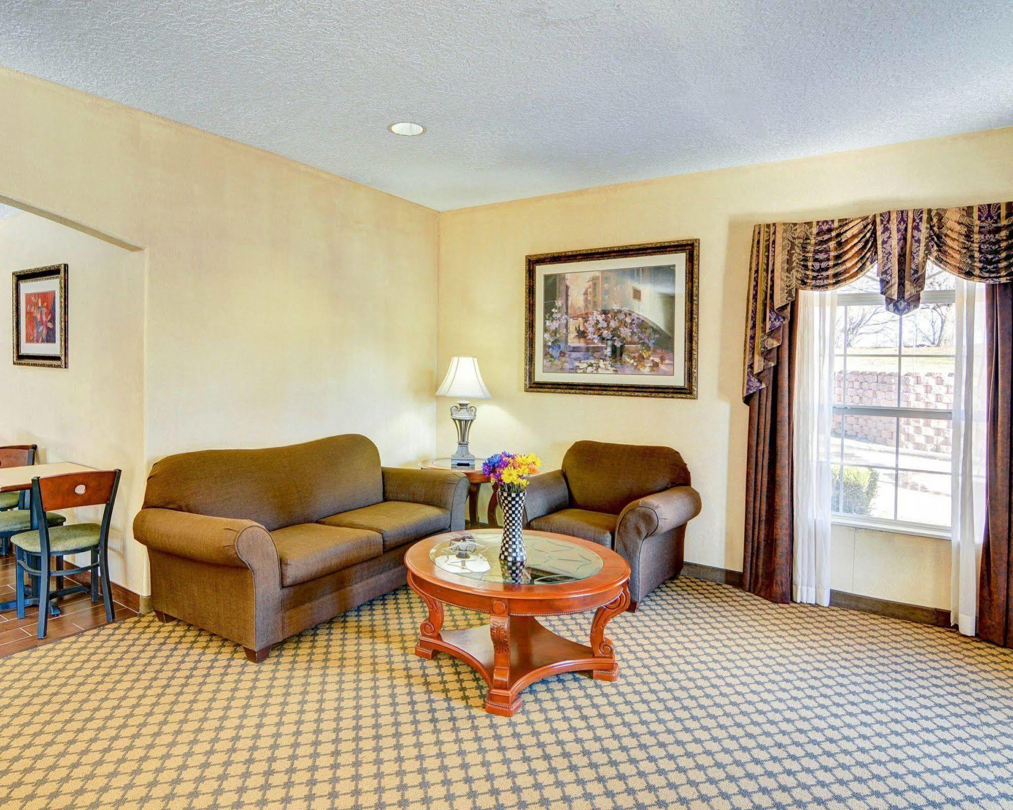 Quality Inn & Suites Canton Exteriér fotografie