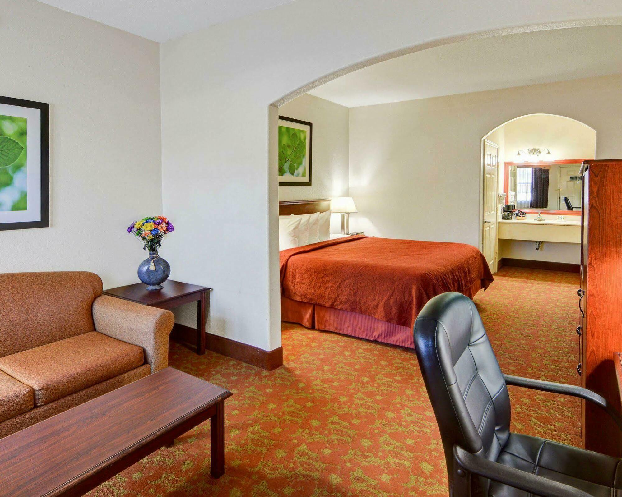 Quality Inn & Suites Canton Exteriér fotografie